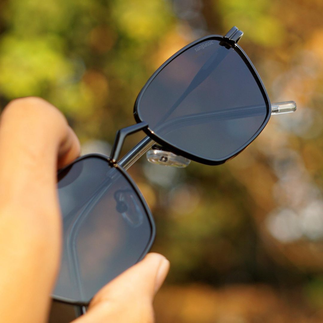 Andreas All Black – Sleek Trapezoid Sunglasses Close-Up | Sunglassic