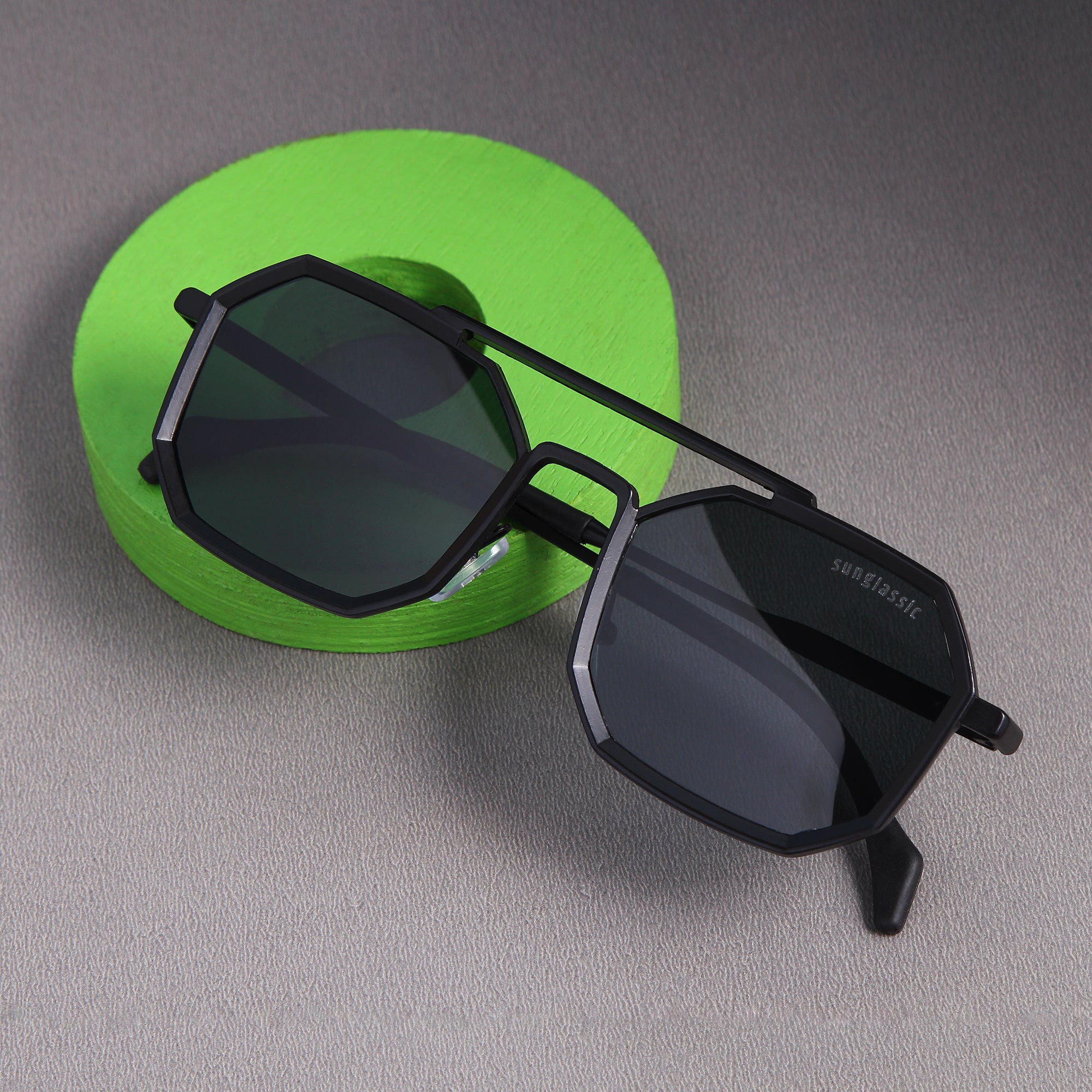 StylStylish black sunglasses with black lenses.ish black sunglasses with black lenses.